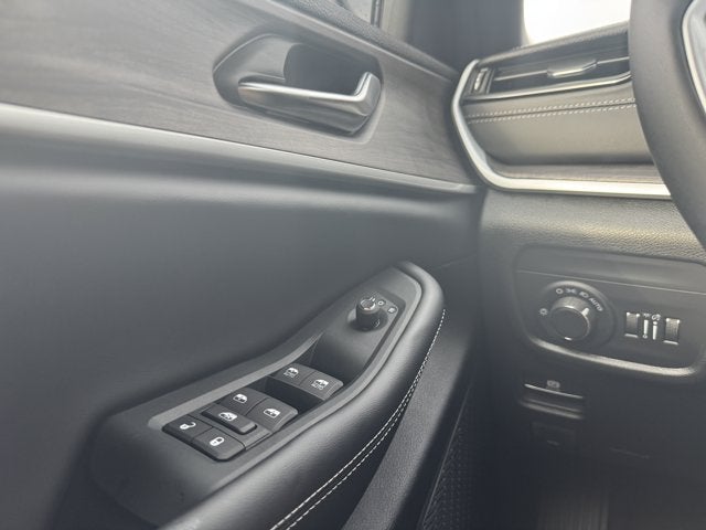 2027 Jeep Grand Cherokee Laredo Altitude